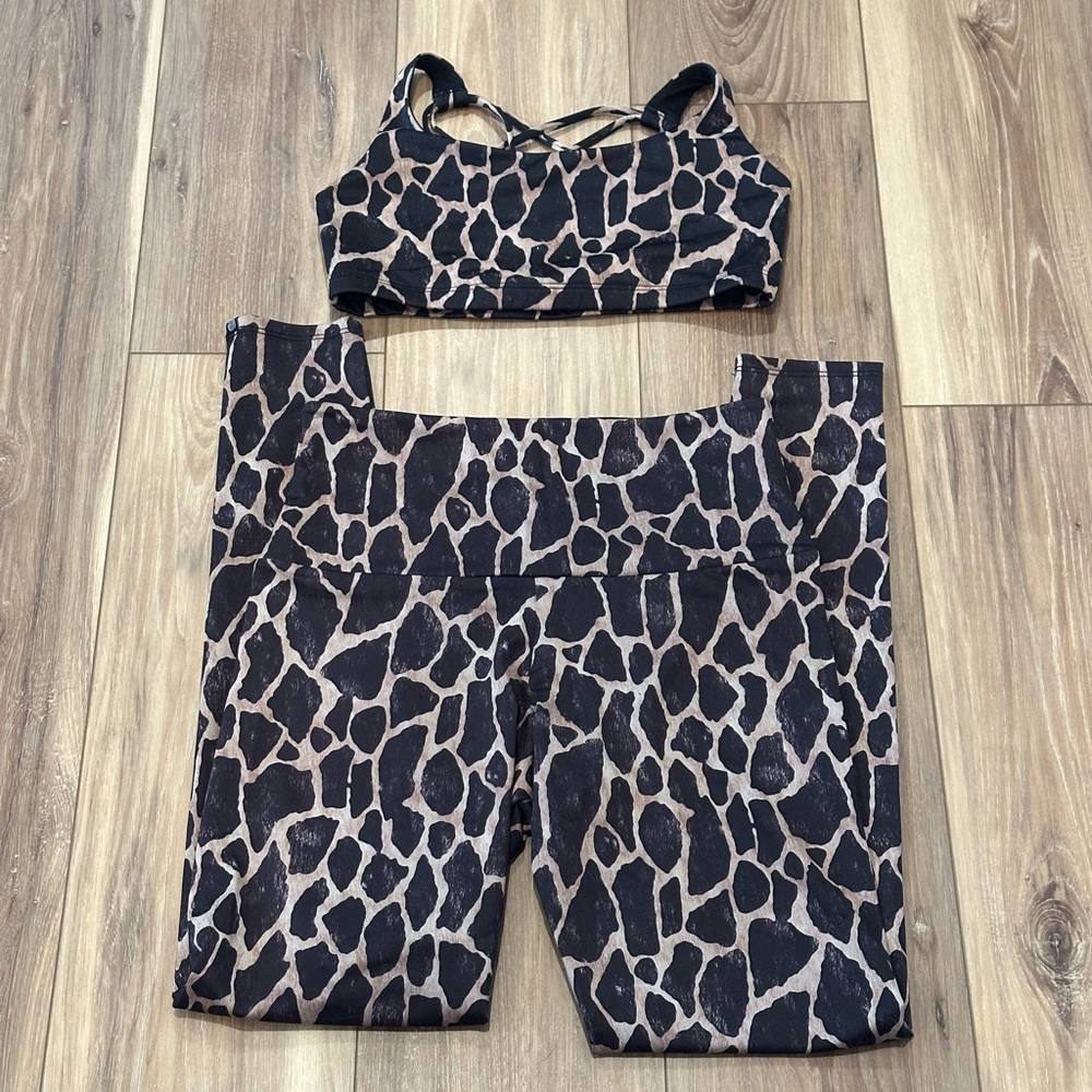 Onzie Giraffe Patterned Activewear - image 1